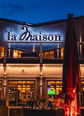 La maison Val Thorens Bar Restaurant pizza : We await you on our terrace or in our cozy interior and design. We serve fresh