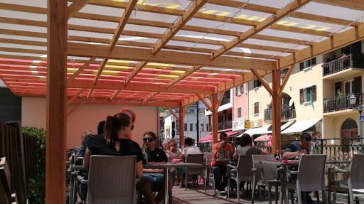 Situé au coeur commercial du village de Lantosque dans la vallée de la Vésubiele restaurant vous accueille toute l'année pour le service du midi et du soir.