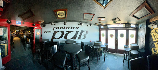 Bienvenue au Famous Pub ! Venez goûter à nos fameux burger maison face au Vieux-Port de La Rochelle. Nous vous proposons également quinze bières à la pression et une carte de cocktails élaborée !