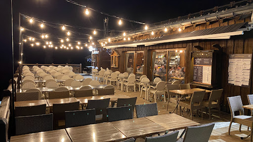 Des plats raffinés aux spécialités du pays - produits frais et naturels. Une ambiance chaleureuse. Grande terrasse ensoleillée et cheminée pour le soir.