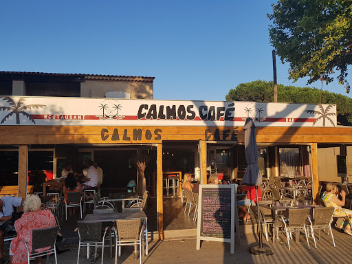 Dégustez des plats traditionnels et des boissons rafraîchissantes chez Calmos Café dans le Var