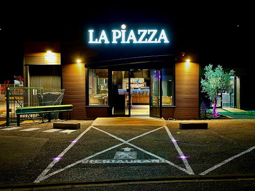 La piazza est un restaurant pizzeria situé à oyonnax qui propose un service de drive pour emporter vos pizzas ou vos burgers directement en voiture avec une salle de restaurant sur place.