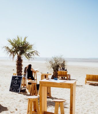 Le Spot Honfleur sur la plage du Butin vous propose un service - Restaurant - Plage - Bar