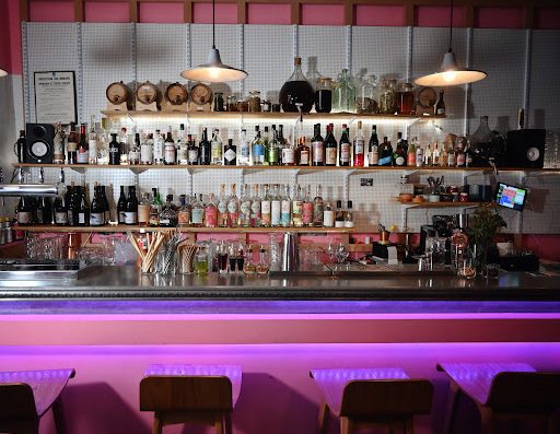 Tempête est un bar/bistrot où on peut dévorer des petits plats à mi chemin entre les tapas