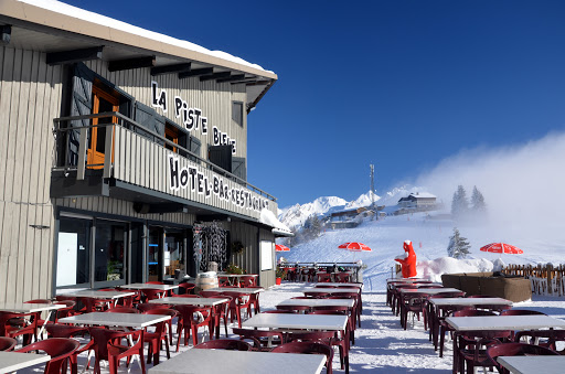 L’hôtel La Piste Bleue est situé à 1650 m d’altitude sur le Plateau de Beauregard