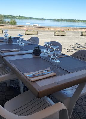 Le Bar - Restaurant Les Reflets du Lac vous accueille au bord du lac de Pareloup à Salles Curan