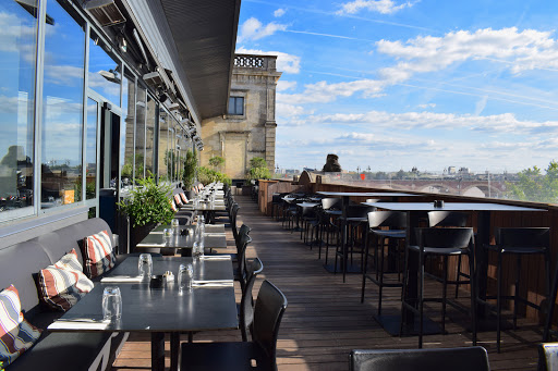 Le Siman est un restaurant situé sur les quais de Bordeaux. Un lieu unique offrant une terrasse en rooftop et proposant un brunch tous les dimanches.