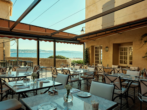 Depuis la terrasse et la salle à manger du Restaurant-Bar de Saint-tropez donnant sur la mer