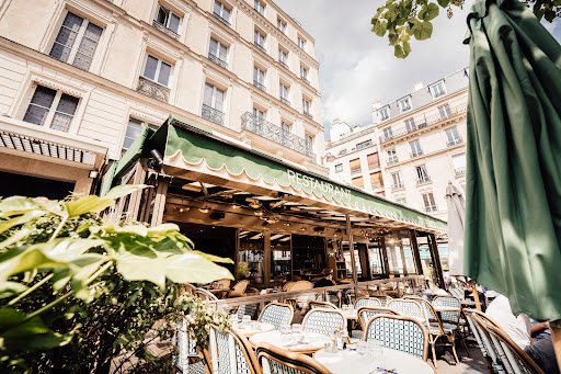 La Brasserie de L'Arc Café se situe sur une avenue menant à l'Arc de Triomphe