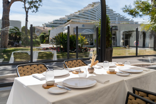 Restaurant gastronomique à Villeneuve-Loubet servant des menus composés de plats élaborés avec des produits de saison et dressés avec soin.