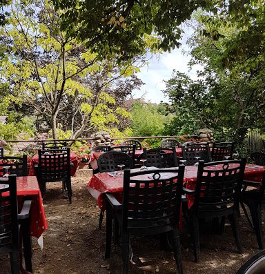 Taverne rustique chez Monique est votre restaurant traditionnel de cuisine française et votre traiteur à Saint-Chef. Venez découvrir la cuisse de grenouille ! Profitez de nos plats à emporter et de nos salles à louer pour vos événements.