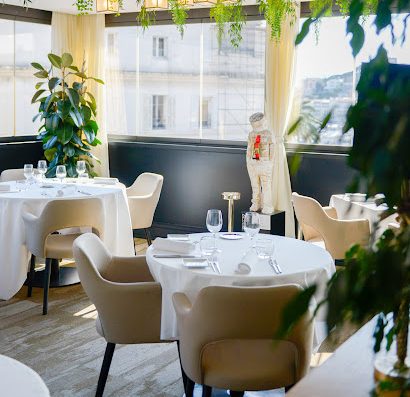 Profitez de la cuisine raffinée et de la vue imprenable sur le centre historique de Cannes au restaurant panoramique