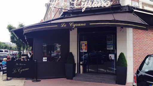 Le Cyrano Deauville est un restaurant également cave à cigares qui vous accueille toute la semaine ! Vous y trouverez de la restauration de qualité ainsi qu'une terrasse plein soleil pour profiter de l'effervescence de Deauville.