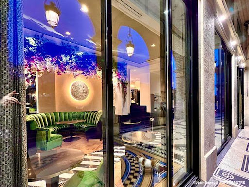 L'Imperial est un lieu chic incontournable situé au coeur du Fashion Disctrict parisien dans les arcades de la rue de Rivoli en face des jardins des Tuileries --- Restaurant | Cocktails | Salon de thé.