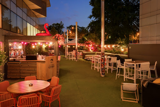 Notre hôtel 4 étoiles abrite un restaurant bistronomique avec bar à cocktails et une vaste terrasse ouverte tout l’été. Petit déjeuner servi dès 6h30.