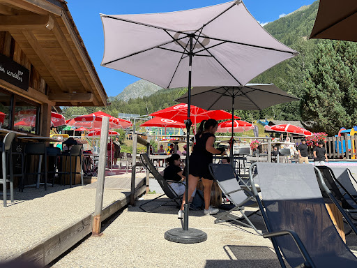 Le restaurant des Planards est situé à 1 km du centre de Chamonix