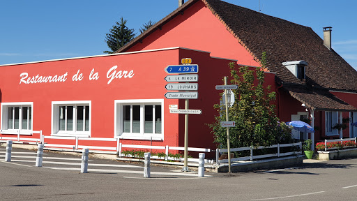 place de la gare a cousance le restaurant vous propose un plat du jour un menu à la carte et des spécialités du jura