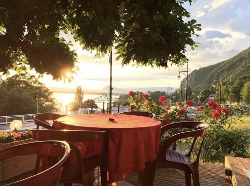 Les Acacias Restaurant-Hôtel bénéficient d'une vue incroyable sur le lac d'Annecy. A seulement 10 minutes du centre-ville