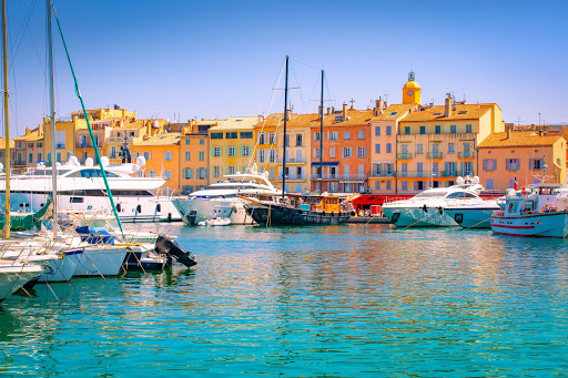 Niché près du centre de Saint-Tropez en bord de mer