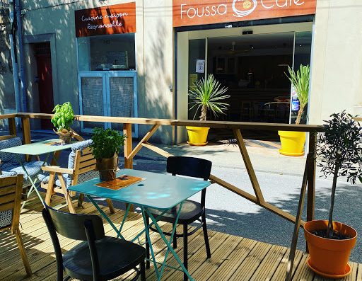 Le café Foussa est un restaurant au centre de Rognes