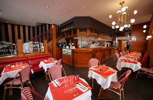 Cette brasserie conviviale vous accueille jour et nuit dans un décor chaleureux ou en terrasse pour boire un verre