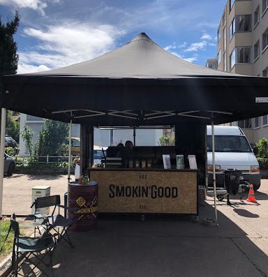 Invitez le goût du barbecue chez vous ! Un poulet rôti bio élevé en plein air doré à l’huile et au goût fumé authentique. Des produits frais préparés dans un BBQ truck unique en son genre.