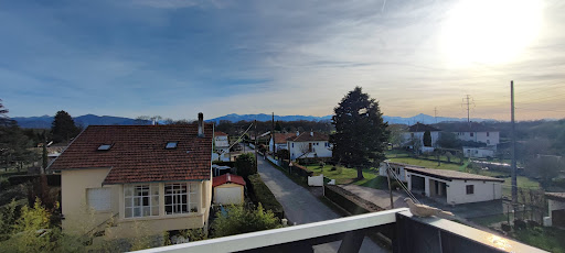 L’hôtel restaurant la Demi-Lune est situé à Lannemezan dans les Hautes-Pyrénées. Il offre un hébergement moderne dans un environnement design.