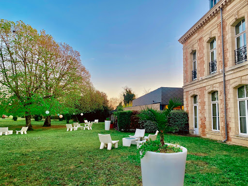 Ce Château reconverti en Hôtel Haut de Gamme 3 étoiles vous accueille à Lagord près de La Rochelle. Grand parc arboré