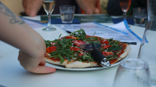 Restaurant avec superbe vue sur la rivière. Repas de famille