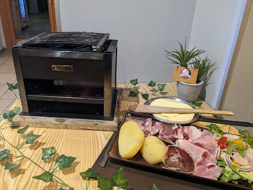 Réservez votre table chez L’Auberge d'Évires en Haute-Savoie et profitez d’une ambiance festive