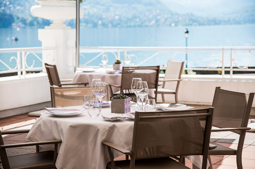 Découvrez nos espaces de restauration et bar pour une symphonie de découvertes gastronomiques.