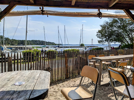 Venez découvrir un havre de paix sur les bords du Lac à Lacanau. Des moments festifs