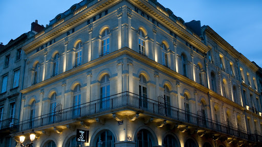 Séjour en chambres ou suites dans notre hôtel 4 étoiles à Bordeaux. Profitez du restaurant gastronomique et notre Spa lors d'un séjour unique à l'Hôtel de Sèze.