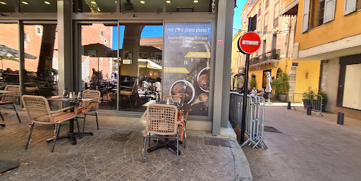 Vous souhaitez prendre un verre au pied du Castillet ? Le Grand café de la poste est sans doute la brasserie à Perpignan la plus renommée.