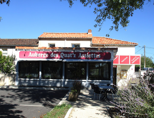 De passage à Smarves ? Envie de goûter une cuisine locale et traditionnelle ? Auberge Les Quat'z'Assiettes vous accueille à bras ouverts. Contactez-nous !