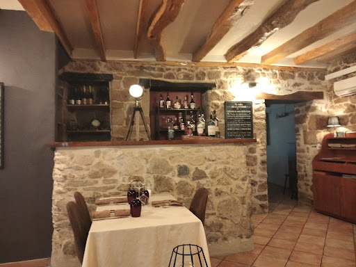 Nous vous invitons à découvrir la délicieuse cuisine réalisée par notre chef au sein de votre restaurant Le Vieux Cantou situé dans votre commune à Cublac