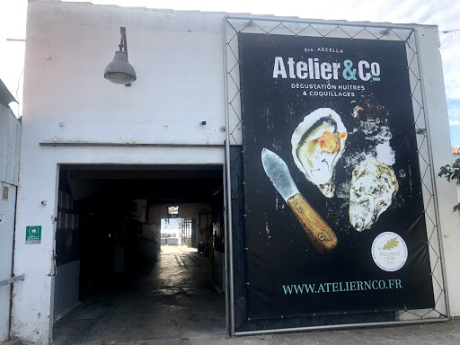 Dégustation de coquillages sur la terrasse en bordure de l’étang de Thau. Vous traverserez un véritable atelier conchylicole. Laissez le charme agir.