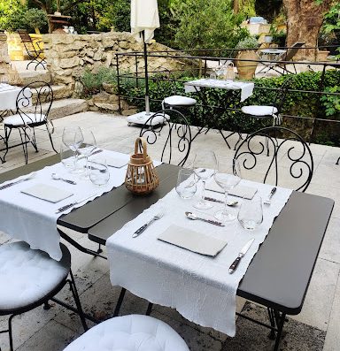 SITE OFFICIEL | Réservez une table au restaurant de l’Hôtel du Poète à Fontaine-de-Vaucluse ✓ Hôtel 3 étoiles ✓ Produits Frais de saison ✓ Réservez en ligne