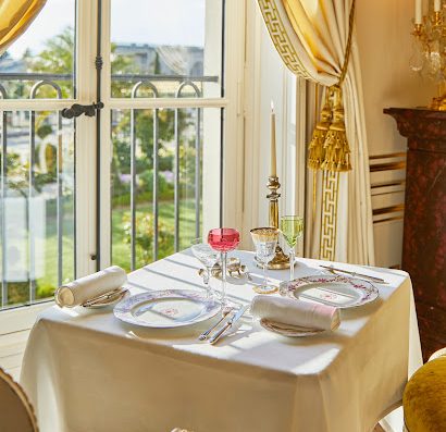 Découvrez avec Airelles Château de Versailles le Restaurant étoilé Alain Ducasse: Festin du petit déjeuner au diner sans oublier le tea time de Marie-Antoinette