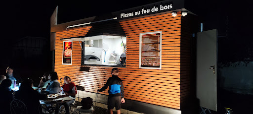 la pizza au coin du feu à Eysines : Découvrez l’authenticité de notre pizzeria où chaque pizza est préparée avec soin .