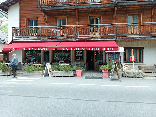 Une terrasse et des chaises longues en été. Un intérieur chaleureux et soigné pour une cuisine familiale faite avec des produits de pays.