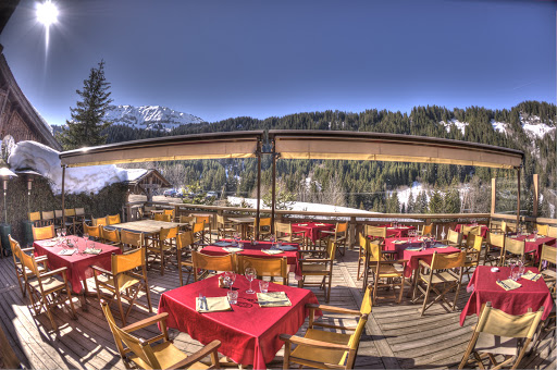 Le Refuge est un bistrot de montagne situé au hameau du Leutaz au-dessus de Megève. Dans un décor en vieux boix et une ambiance montagnarde