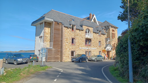 Situé en haut de la plage de Trestrignel à Perros-Guirec