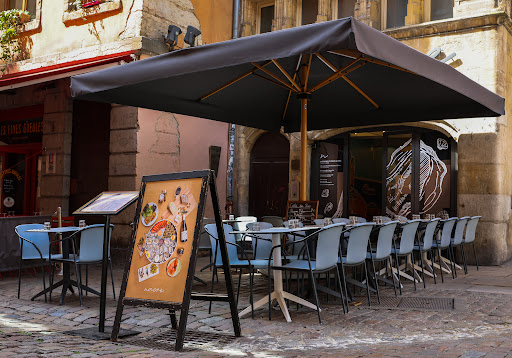 Nacre est une huîtrerie & et un restaurant de fruits de mer en plein coeur du vieux Lyon et travaillant en direct avec des producteurs de l'île d'Oléron.