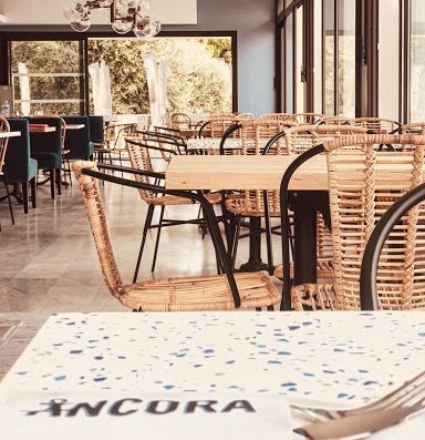 Ancora est restaurant et un bar méditerranéen à Villefranche-sur-Mer. Avec une ambiance chaleureuse et une cuisine qui met en valeur des produits simples et de qualité.