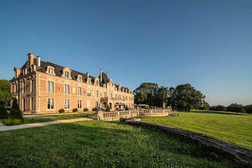 Alexandra Palace est un château du 17ème siècle rénové en hôtel avec restaurant et situé à quelques minutes en voiture de Niort