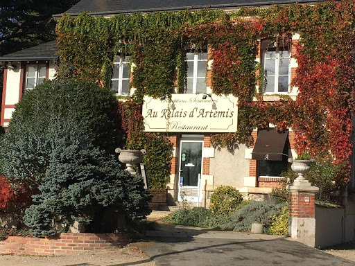 Le Relais d'Artémis est un restaurant gastronomique situé en Loir-Et-Cher (France - 41) près du renommé Chateau de Chambord. Le restaurant propose des plats raffinés dans un cadre champêtre non loin des châteaux de la Loire.