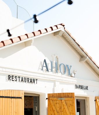 Déguster de délicieux tapas en terrasse agréable au bord de l'eau Capbreton au restaurant Ahoy! Viandes au barbecue et Poissons à volonté dans une ambiance conviviale.