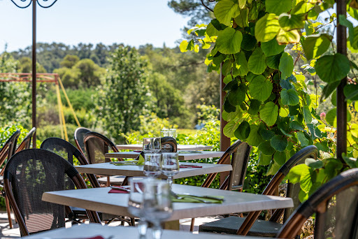 Le Grand chêne restaurant et auberge est situé en Provence verte dans le Haut Var Verdon à Sillans la cascade. Nos atouts sont une terrasse ombragée...