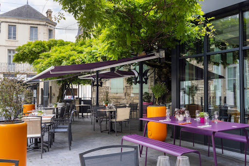 The restaurant "La Glycine" in Fontenay-le-Comte welcomes you in a warm and flowery setting. Let the soft pastel shades accompany your